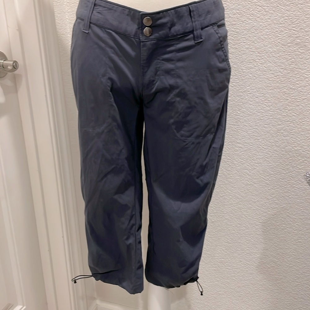Columbia Sportswear pant.Velcro back pockets, adjustable crop length. Very nice!
